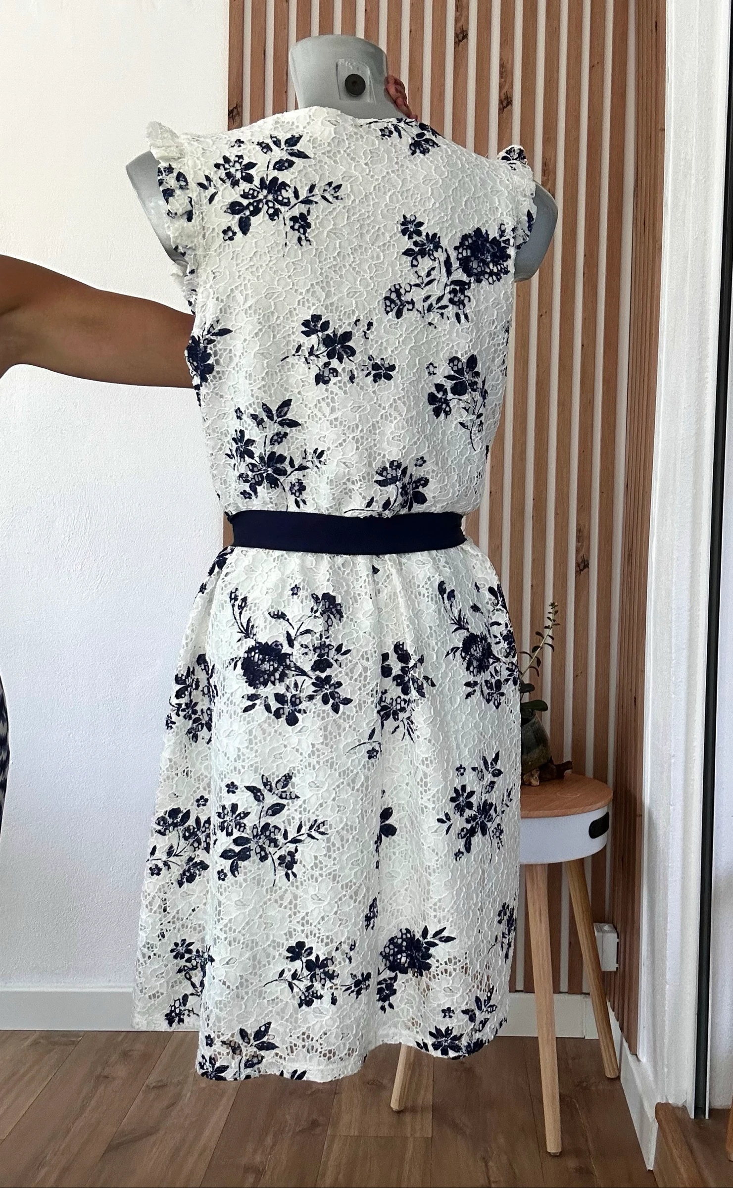 Yessica lace dress ecru & navy blue flowers – Size 38 – photo 5